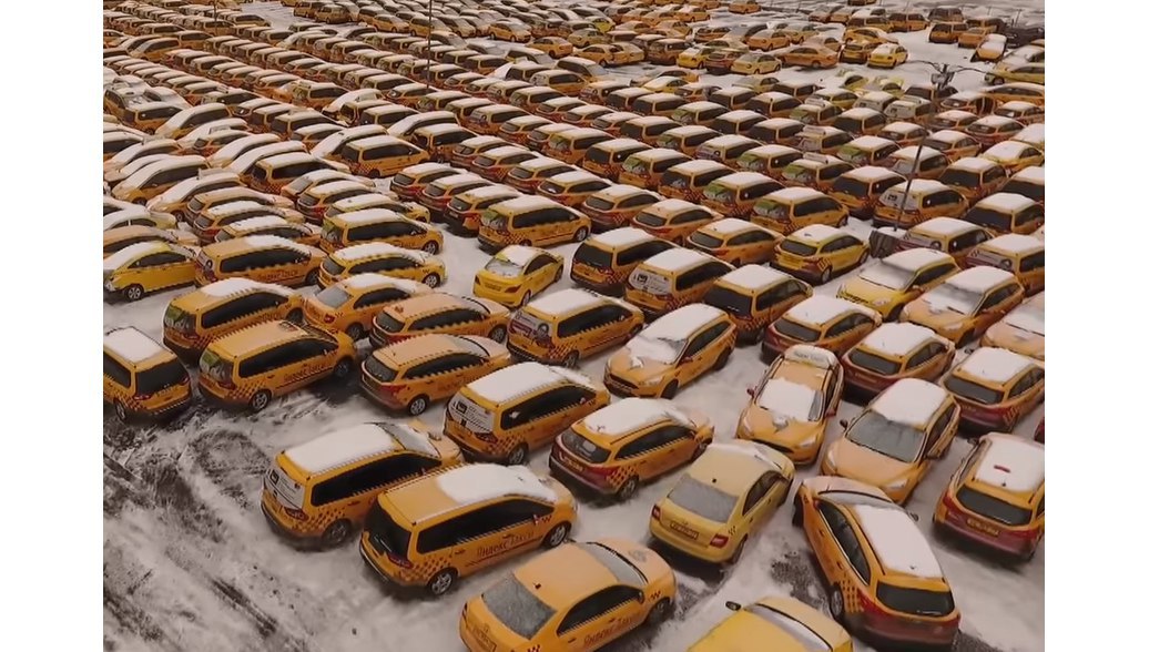 Свалка автомобилей такси в Москве